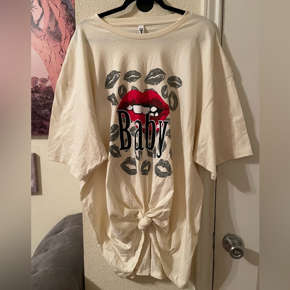 Plus Size Women’s Cream Casual front knot lip theme Tee size 4X NEW